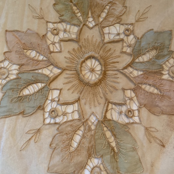 Gorgeous! Vintage Nonna’s Italian Embroidered Tablecloth - Picture 3 of 6